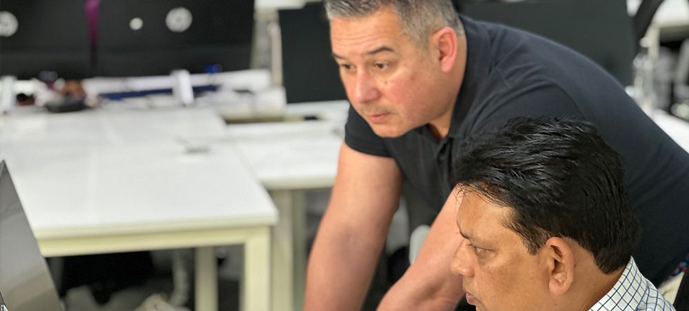 Barry Tempelaar, CEO van Bluedesk, werkt samen met een WorldEmp-medewerker aan een digitaal project.